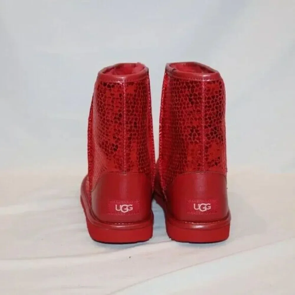 NIB UGG YOUTH 4 SEQUIN HEART CLASSIC SHORT SHEARLING BOOTS RED‎